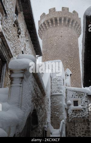 Un'enorme nevicata e tempesta nel borgo medioevale di Santo Stefano di Sessanio, l'Aquila (AQ), Italia, il 11 dicembre 2021. L'Italia è coinvolta in un'enorme ondata di maltempo con precipitazioni, neve e temperature gelide. (Foto di Lorenzo di Cola/NurPhoto) Foto Stock