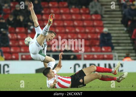 Jordan Houghton di Plymouth Argyle è affrontato da Daniel Neil di Sunderland durante la partita della Sky Bet League 1 tra Sunderland e Plymouth Argyle allo Stadio di luce, Sunderland sabato 11th dicembre 2021. (Foto di Michael driver/MI News/NurPhoto) Foto Stock