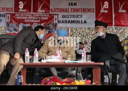 I leader della Conferenza Nazionale Ali Mohammad Sagar, Omar Abdullah e Javed Dar durante la visita di Omar Abdullah, ex ministro capo della J&K, a Baramulla, Jammu e Kashmir, India, il 11 dicembre 2021. Jammu & Kashmir National Conference (NC) il vice presidente Omar Abdullah si è rivolto a un rally a Baramulla il sabato in cui hanno partecipato migliaia di parteggiatori in mezzo al COVID-19 Coronavirus Pandemic. (Foto di Nasir Kachroo/NurPhoto) Foto Stock