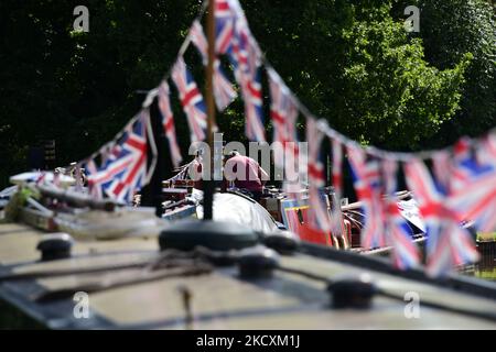 Union Jack si accatastava su una nave da crociera sul sistema di canali del Regno Unito durante l'estate. Foto Stock
