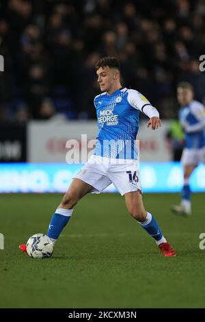 Harrison Burrows of Peterborough United durante la partita del Campionato Sky Bet tra Peterborough United e Millwall a London Road, Peterborough sabato 11th dicembre 2021. (Foto di James Holyoak/MI News/NurPhoto) Foto Stock