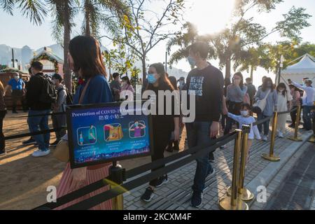 Hong Kong, Cina, 11 dicembre 2021, i promemoria di prevenzione pandemica allineano l'ingresso all'albero di Natale di Kowloon occidentale. (Foto di Marc Fernandes/NurPhoto) Foto Stock