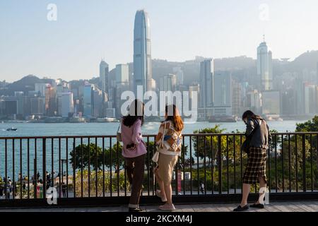 Hong Kong, Cina, 11 Dic 2021, Ladies relax sul balcone del museo M+, che si affaccia sul Victoria Harbour. (Foto di Marc Fernandes/NurPhoto) Foto Stock