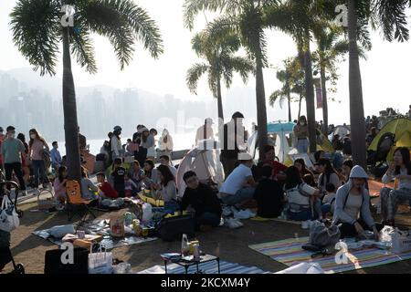 Hong Kong, Cina, 11 Dic 2021, Una folla picnics unmasked nel parco d'arte di Kowloon ad ovest. (Foto di Marc Fernandes/NurPhoto) Foto Stock