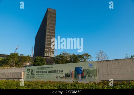 Hong Kong, Cina, 11 dicembre 2021, Un annuncio del governo è appeso su un muro vicino al museo M+, invitando gli elettori a votare il 19 dicembre, per le elezioni LegCo. Il governo ha annunciato che in quel giorno il trasporto sarebbe stato gratuito. (Foto di Marc Fernandes/NurPhoto) Foto Stock