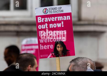 Westminster, Londra, Regno Unito. 5th Nov 2022. I manifestanti stanno dimostrando a Londra chiedendo che si svolgeranno le elezioni generali nel Regno Unito a seguito del ripetuto cambiamento della leadership del partito conservatore e quindi dei primi ministri. Essi considerano il primo ministro non eletto. Altri temi includono il costo della crisi, l'immigrazione, i salari bassi, la povertà di carburante e la nazionalizzazione. Cartello Suella Braverman. I rifugiati sono i benvenuti qui Foto Stock