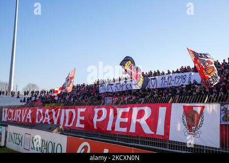 Sostenitori di Monza durante la partita di calcio italiana Serie B AC Monza vs Frosinone Calcio il 11 dicembre 2021 allo Stadio Brianteo di Monza (MB) (Foto di Luca Rossini/LiveMedia/NurPhoto) Foto Stock
