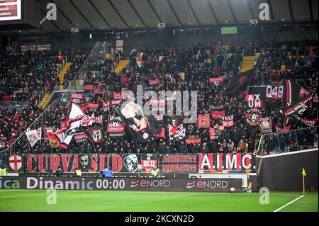 Sostenitori di Milano durante il calcio italiano Serie A match Udinese Calcio vs AC Milan il 11 dicembre 2021 allo stadio Friuli - Dacia Arena di Udine (Photo by Ettore Griffoni/LiveMedia/NurPhoto) Foto Stock