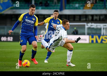 Nicolo Casale di Verona ruba la palla a Mario Pasalic di Atalanta durante la serie di calcio italiana Hellas Verona FC vs Atalanta BC il 12 dicembre 2021 allo stadio del Marcantonio Bentegodi di Verona (Foto di Ettore Griffoni/LiveMedia/NurPhoto) Foto Stock