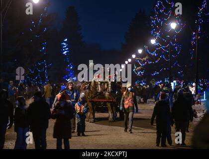 Candy cane Lane affollato a Edmonton con i visitatori che guardano le case decorate per Natale. Domenica 12 dicembre 2021, a Edmonton, Alberta, Canada. (Foto di Artur Widak/NurPhoto) Foto Stock