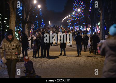 Candy cane Lane affollato a Edmonton con i visitatori che guardano le case decorate per Natale. Domenica 12 dicembre 2021, a Edmonton, Alberta, Canada. (Foto di Artur Widak/NurPhoto) Foto Stock