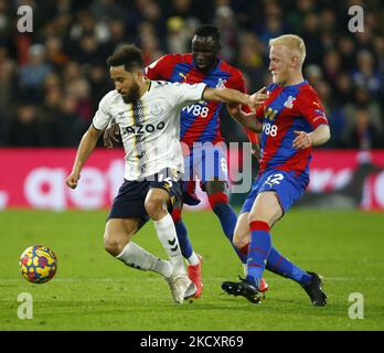 Everton's Andros Townsend detiene Will Hughes di Crystal Palace durante la Premier League tra Crystal Palace ed Everton al Selhurst Park Stadium, Londra il 12th dicembre 2021 (Photo by Action Foto Sport/NurPhoto) Foto Stock