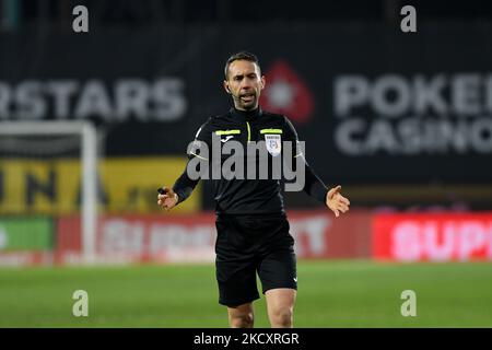 L'arbitro George Gaman durante la Romania Liga1: Cfr Cluj 1-0 CS Mioveni disputato sul Dr Constantin Radulescu Stadio, Cluj-Napoca, 12 dicembre 2021 (Foto di Flaviu Buboi/NurPhoto) Foto Stock