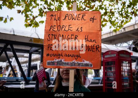 Westminster, Londra, Regno Unito. 5th Nov 2022. I manifestanti stanno dimostrando a Londra chiedendo che si svolgeranno le elezioni generali nel Regno Unito a seguito del ripetuto cambiamento della leadership del partito conservatore e quindi dei primi ministri. Essi considerano il primo ministro non eletto. Altri temi includono il costo della crisi, l'immigrazione, i salari bassi, la povertà di carburante e la nazionalizzazione Foto Stock