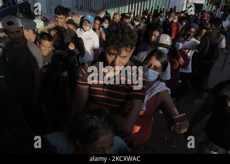 Migranti centroamericani all'interno della Casa Peregrino situata a Città del Messico, Che hanno ricevuto alloggio, cibo, assistenza legale, psicologica e medica, per andare in vari uffici di sostegno ai rifugiati e cercare di ottenere un permesso di rimanere più a lungo in Messico, in considerazione delle difficoltà che i loro compatrioti stanno avendo a entrare negli Stati Uniti durante l'emergenza sanitaria COVID-19 nel paese. (Foto di Gerardo Vieyra/NurPhoto) Foto Stock