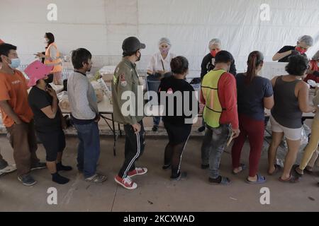 Migranti centroamericani all'interno della Casa Peregrino situata a Città del Messico, Che hanno ricevuto alloggio, cibo, assistenza legale, psicologica e medica, per andare in vari uffici di sostegno ai rifugiati e cercare di ottenere un permesso di rimanere più a lungo in Messico, in considerazione delle difficoltà che i loro compatrioti stanno avendo a entrare negli Stati Uniti durante l'emergenza sanitaria COVID-19 nel paese. (Foto di Gerardo Vieyra/NurPhoto) Foto Stock