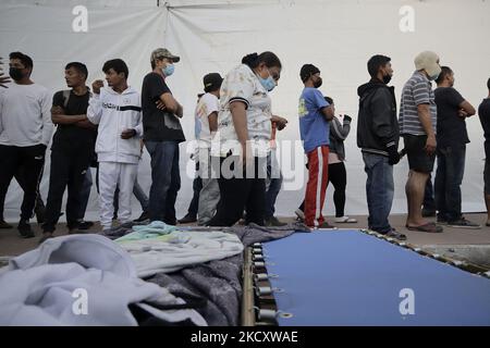 Migranti centroamericani all'interno della Casa Peregrino situata a Città del Messico, Che hanno ricevuto alloggio, cibo, assistenza legale, psicologica e medica, per andare in vari uffici di sostegno ai rifugiati e cercare di ottenere un permesso di rimanere più a lungo in Messico, in considerazione delle difficoltà che i loro compatrioti stanno avendo a entrare negli Stati Uniti durante l'emergenza sanitaria COVID-19 nel paese. (Foto di Gerardo Vieyra/NurPhoto) Foto Stock