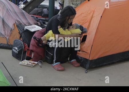 Migranti centroamericani all'interno della Casa Peregrino situata a Città del Messico, Che hanno ricevuto alloggio, cibo, assistenza legale, psicologica e medica, per andare in vari uffici di sostegno ai rifugiati e cercare di ottenere un permesso di rimanere più a lungo in Messico, in considerazione delle difficoltà che i loro compatrioti stanno avendo a entrare negli Stati Uniti durante l'emergenza sanitaria COVID-19 nel paese. (Foto di Gerardo Vieyra/NurPhoto) Foto Stock