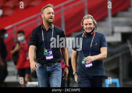 Allenatore capo Thailandia, Alexandre Polking (L) e allenatore capo Filippine, John Stewart Hall camminare insieme dopo il fischio finale durante la AFF Suzuki Cup 2020 Group Una partita tra Filippine e Thailandia al National Stadium il 14 dicembre 2021 a Singapore. (Foto di Suhaimi Abdullah/NurPhoto) Foto Stock