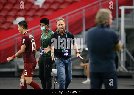 Il capo allenatore della Thailandia, Alexandre Polking (2nd R) reagisce dopo che la Thailandia è stata insignita della penalità come capo allenatore delle Filippine, John Stewart Hall (R) guarda via durante la AFF Suzuki Cup 2020 Group A match tra Filippine e Thailandia al National Stadium il 14 dicembre 2021 a Singapore. (Foto di Suhaimi Abdullah/NurPhoto) Foto Stock