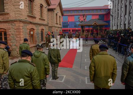 Le forze di polizia indiane versano tributi al poliziotto caduto Rameez Ahmad a Srinagar, indiano amministrato Kashmir il 14 dicembre 2021. Tre poliziotti sono stati uccisi e altri 11 feriti dopo sospetti militanti hanno attaccato il loro autobus nella zona di Zewan, alla periferia di Srinagar. (Foto di Muzamil Mattoo/NurPhoto) Foto Stock