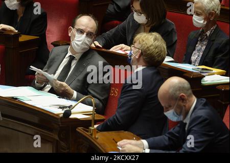 FRANCIA â Parigi â POLITICA â Parlamento â governo â il primo Ministro francese Jean Castex parla con il Junior Ministro francese delle Relazioni con il Parlamento Marc Fesneau alla sessione di domande al governo presso l'Assemblea nazionale francese - 14 dicembre 2021, Parigi (Foto di Daniel Pier/NurPhoto) Foto Stock