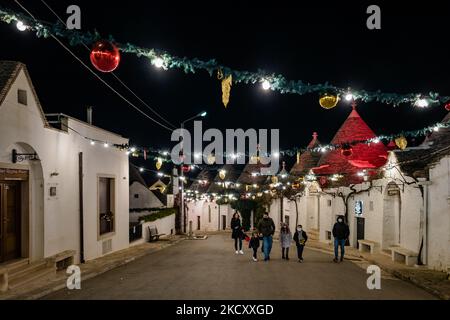 Decorazioni natalizie e luci natalizie tra i trulli di Alberobello, 14 dicembre 2021. Alberobello, il paese dei trulli, ogni anno durante il periodo natalizio attira numerosi spettatori da tutta Italia e dall'estero. Quest'anno è ancora più fiabesco a Natale, con un monumentale albero di venti metri, un chilometro di ghirlande, 500 palline colorate e 1500 lampadine che illuminano l'intero centro città (Foto di Davide Pischettola/NurPhoto) Foto Stock