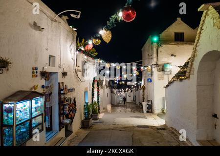 Decorazioni natalizie e luci natalizie tra i trulli di Alberobello, 14 dicembre 2021. Alberobello, il paese dei trulli, ogni anno durante il periodo natalizio attira numerosi spettatori da tutta Italia e dall'estero. Quest'anno è ancora più fiabesco a Natale, con un monumentale albero di venti metri, un chilometro di ghirlande, 500 palline colorate e 1500 lampadine che illuminano l'intero centro città (Foto di Davide Pischettola/NurPhoto) Foto Stock