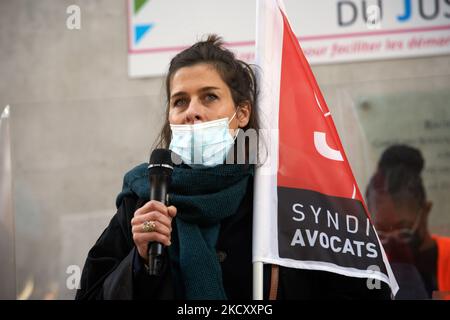 Un avvocato della SAF (sindacato degli avvocati francesi) parla durante l'incontro. Tutti i sindacati della giustizia, dagli impiegati ai magistrati e agli avvocati (SAF, USM, SM, syndicat des Greffiers, ecc.) hanno chiesto uno sciopero e un incontro all'interno del tribunale di Tolosa come altrove in Francia per protestare soprattutto contro la mancanza di mezzi per fare un buon lavoro. Magistrati, avvocati e impiegati di cassa denunciano una perdita di senso per i loro lavori mentre chiedono 'come buona giustizia potrebbe essere fatta quando state giudicando per più di 10 ore?' I magistrati riconoscono che la giustizia è troppo lenta, ma proprio a Tolosa la giustizia si trova Foto Stock