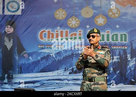 Il tenente generale dell'esercito indiano Devendra Pratap Pandey (DP Pandey) durante Jashn-e-Chillai Kalan a Shopian, Jammu e Kashmir, India il 15 dicembre 2021. Il Chinar Corps ha organizzato ogni anno il Chillai Kalan Festival presso lo stadio sportivo di Batpura, Shopian. Quest'anno è stato dedicato alla memoria del CDS Gen Bipin Rawat e di altri che hanno perso la vita nell'incidente del 08th dicembre 2021. L'evento molto atteso, che coincide con le celebrazioni nazionali in corso del â Swarnim Vijay˜Varshâ€™, è stato ben accolto e ha assistito a una grande caduta di oltre 2000 locali dalla diva Shopian & Pulwama Foto Stock