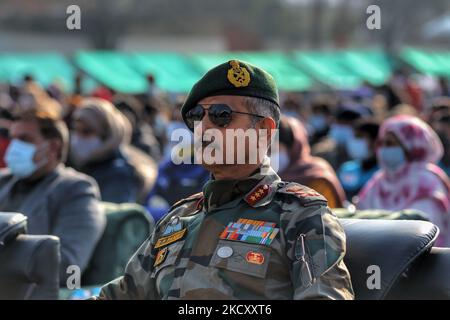 Il tenente generale dell'esercito indiano Devendra Pratap Pandey (DP Pandey) durante Jashn-e-Chillai Kalan a Shopian, Jammu e Kashmir, India il 15 dicembre 2021. Il Chinar Corps ha organizzato ogni anno il Chillai Kalan Festival presso lo stadio sportivo di Batpura, Shopian. Quest'anno è stato dedicato alla memoria del CDS Gen Bipin Rawat e di altri che hanno perso la vita nell'incidente del 08th dicembre 2021. L'evento molto atteso, che coincide con le celebrazioni nazionali in corso del â Swarnim Vijay˜Varshâ€™, è stato ben accolto e ha assistito a una grande caduta di oltre 2000 locali dalla diva Shopian & Pulwama Foto Stock