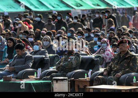 Il tenente generale dell'esercito indiano Devendra Pratap Pandey (DP Pandey) durante Jashn-e-Chillai Kalan a Shopian, Jammu e Kashmir, India il 15 dicembre 2021. Il Chinar Corps ha organizzato ogni anno il Chillai Kalan Festival presso lo stadio sportivo di Batpura, Shopian. Quest'anno è stato dedicato alla memoria del CDS Gen Bipin Rawat e di altri che hanno perso la vita nell'incidente del 08th dicembre 2021. L'evento molto atteso, che coincide con le celebrazioni nazionali in corso del â Swarnim Vijay˜Varshâ€™, è stato ben accolto e ha assistito a una grande caduta di oltre 2000 locali dalla diva Shopian & Pulwama Foto Stock