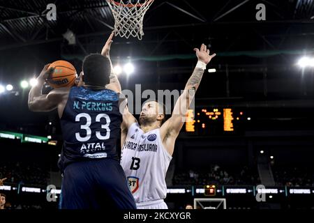 Andrija Stipanovic cercando di bloccare un avversario durante il gioco U-BT Cluj-Napoca v Happy Casa Brindisi nel gruppo G della Basketball Champions League, disputata in BT Arena, Cluj-Napoca, 15 dicembre 2021 (Foto di Flaviu Buboi/NurPhoto) Foto Stock