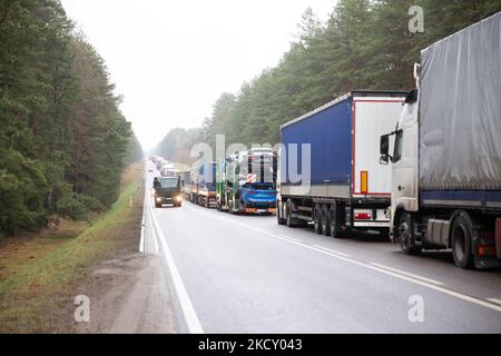 Quasi 20 kilometr linea di camion attende per attraversare polacco - bielorusso vicino Bobrownik, podlaskie voivodship, Polonia il 16 dicembre 2021. Il governo polacco ha limitato il numero dei valichi di frontiera con il Bielarus. Il movimento di buon excelerate bezforemnego Natale. Il governo polacco ha annoncato la zona di non ingresso dal confine polacco-bielarus, sorvegliato da decine di migliaia di soldati e poliziotti a causa di un'infaux di immigrati, principalmente provenienti dal Medio Oriente. Il confine tra Bielorussia e Polonia è anche il confine dell'Unione europea. La Polonia accusa il regime di Lukashenko di orchestrare il transito di migliaia di persone Foto Stock