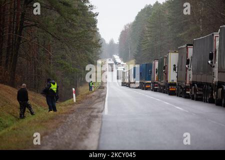 Quasi 20 kilometr linea di camion attende per attraversare polacco - bielorusso vicino Bobrownik, podlaskie voivodship, Polonia il 16 dicembre 2021. Il governo polacco ha limitato il numero dei valichi di frontiera con il Bielarus. Il movimento di buon excelerate bezforemnego Natale. Il governo polacco ha annoncato la zona di non ingresso dal confine polacco-bielarus, sorvegliato da decine di migliaia di soldati e poliziotti a causa di un'infaux di immigrati, principalmente provenienti dal Medio Oriente. Il confine tra Bielorussia e Polonia è anche il confine dell'Unione europea. La Polonia accusa il regime di Lukashenko di orchestrare il transito di migliaia di persone Foto Stock