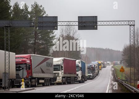 Quasi 20 kilometr linea di camion attende per attraversare polacco - bielorusso vicino Bobrownik, podlaskie voivodship, Polonia il 16 dicembre 2021. Il governo polacco ha limitato il numero dei valichi di frontiera con il Bielarus. Il movimento di buon excelerate bezforemnego Natale. Il governo polacco ha annoncato la zona di non ingresso dal confine polacco-bielarus, sorvegliato da decine di migliaia di soldati e poliziotti a causa di un'infaux di immigrati, principalmente provenienti dal Medio Oriente. Il confine tra Bielorussia e Polonia è anche il confine dell'Unione europea. La Polonia accusa il regime di Lukashenko di orchestrare il transito di migliaia di persone Foto Stock