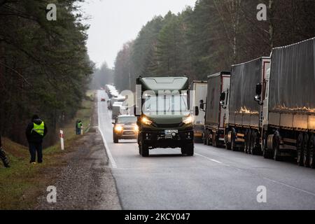 Quasi 20 kilometr linea di camion attende per attraversare polacco - bielorusso vicino Bobrownik, podlaskie voivodship, Polonia il 16 dicembre 2021. Il governo polacco ha limitato il numero dei valichi di frontiera con il Bielarus. Il movimento di buon excelerate bezforemnego Natale. Il governo polacco ha annoncato la zona di non ingresso dal confine polacco-bielarus, sorvegliato da decine di migliaia di soldati e poliziotti a causa di un'infaux di immigrati, principalmente provenienti dal Medio Oriente. Il confine tra Bielorussia e Polonia è anche il confine dell'Unione europea. La Polonia accusa il regime di Lukashenko di orchestrare il transito di migliaia di persone Foto Stock