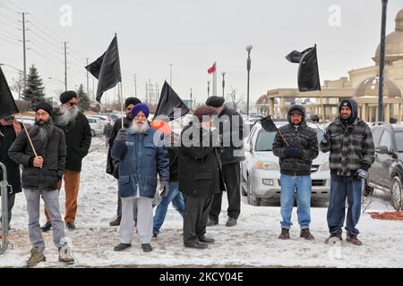 01 febbraio 2015 --- Mississauga, Ontario, Canada --- Canadian Pro-Khalistan Sikhs protestando contro il governo indiano e chiedendo uno stato separato Sikh, nonché mostrando la loro disapprovazione per la presenza dell'esercito indiano nel Kashmir controllato dall'India. Un grande gruppo di Sikh si è riunito all'esterno di un luogo dove si tenevano le celebrazioni per il 66th° giorno della Repubblica dell'India per mostrare il loro malcontento nei confronti del governo indiano. Il movimento Khalistan cerca di creare uno stato Sikh separato, chiamato Khalistan nella regione del Punjab in India, ed è stato un argomento controverso. Così come la questione di Kash Foto Stock