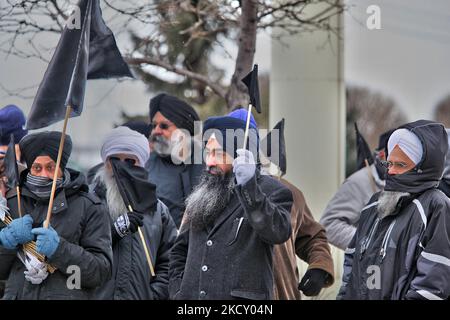 01 febbraio 2015 --- Mississauga, Ontario, Canada --- Canadian Pro-Khalistan Sikhs protestando contro il governo indiano e chiedendo uno stato separato Sikh, nonché mostrando la loro disapprovazione per la presenza dell'esercito indiano nel Kashmir controllato dall'India. Un grande gruppo di Sikh si è riunito all'esterno di un luogo dove si tenevano le celebrazioni per il 66th° giorno della Repubblica dell'India per mostrare il loro malcontento nei confronti del governo indiano. Il movimento Khalistan cerca di creare uno stato Sikh separato, chiamato Khalistan nella regione del Punjab in India, ed è stato un argomento controverso. Così come la questione di Kash Foto Stock