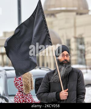 01 febbraio 2015 --- Mississauga, Ontario, Canada --- Canadian Pro-Khalistan Sikhs protestando contro il governo indiano e chiedendo uno stato separato Sikh, nonché mostrando la loro disapprovazione per la presenza dell'esercito indiano nel Kashmir controllato dall'India. Un grande gruppo di Sikh si è riunito all'esterno di un luogo dove si tenevano le celebrazioni per il 66th° giorno della Repubblica dell'India per mostrare il loro malcontento nei confronti del governo indiano. Il movimento Khalistan cerca di creare uno stato Sikh separato, chiamato Khalistan nella regione del Punjab in India, ed è stato un argomento controverso. Così come la questione di Kash Foto Stock