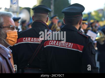 I membri dei Carabinieri, la gendarmeria nazionale d'Italia, pattugliano durante la celebrazione centenaria del Milite Ignoto a Bassano del Grappa. Domenica 17 ottobre 2021 a Bassano del Grappa, Veneto. (Foto di Artur Widak/NurPhoto) Foto Stock