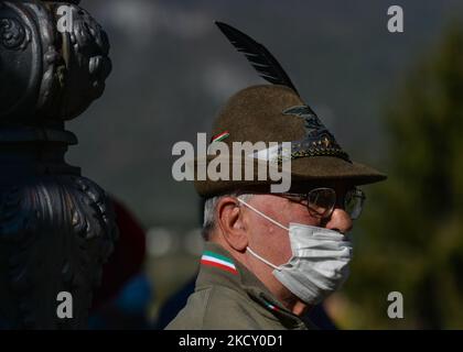 Veterano delle truppe Alpini dell'Esercito Italiano con maschera facciale vista durante la celebrazione del Centenario del Milite Ignoto a Bassano del Grappa. Domenica 17 ottobre 2021 a Bassano del Grappa, Veneto. (Foto di Artur Widak/NurPhoto) Foto Stock