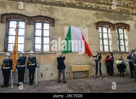 Svela una lapide in memoria dell'evento davanti all'ex caserma 'Cimberle-Ferrari', che custodiva amorevolmente i primi quattro cadaveri di soldati sconosciuti, durante la celebrazione centenaria del Milite Ignoto a Bassano del Grappa. Domenica 17 ottobre 2021 a Bassano del Grappa, Veneto. (Foto di Artur Widak/NurPhoto) Foto Stock