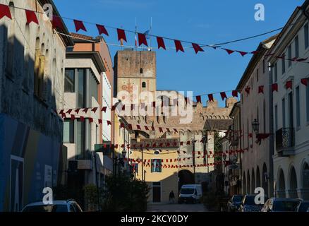 Vista dalla città medievale fortificata di Cittadella. Sabato 16 ottobre 2021, a Cittadella, Veneto, Italia. (Foto di Artur Widak/NurPhoto) Foto Stock