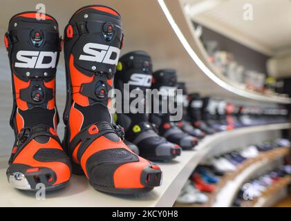 Una linea di scarpe da motorsport SIDI vista nella sede DI SIDI a Maser, vicino a Montebelluna. SIDI, azienda italiana fondata nel 1960 dal suo attuale presidente Dino Signori, è specializzata in abbigliamento protettivo per sport come il motociclismo e il ciclismo. Giovedì 14 ottobre 2021, a Maser, Veneto, Italia. (Foto di Artur Widak/NurPhoto) Foto Stock