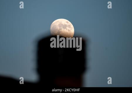 Il cielo si prepara alla luna piena il 19 dicembre, la luna piena del freddo. Il gibbo che sorge sui cieli di Rieti, il 16 dicembre 2021. (Foto di Riccardo Fabi/NurPhoto) Foto Stock