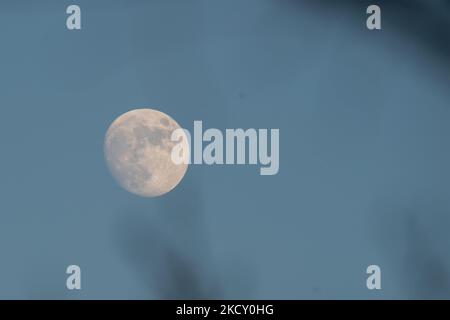 Il cielo si prepara alla luna piena il 19 dicembre, la luna piena del freddo. Il gibbo che sorge sui cieli di Rieti, il 16 dicembre 2021. (Foto di Riccardo Fabi/NurPhoto) Foto Stock