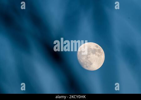 Il cielo si prepara alla luna piena il 19 dicembre, la luna piena del freddo. Il gibbo che sorge sui cieli di Rieti, il 16 dicembre 2021. (Foto di Riccardo Fabi/NurPhoto) Foto Stock