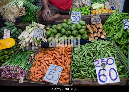 Queste immagini sono visibili nei prezzi delle verdure nel mercato di vendita al dettaglio di verdure di Nugegoda vicino Colombo, Sri Lanka. 16 dicembre 2021 (Foto di Akila Jayawardana/NurPhoto) Foto Stock
