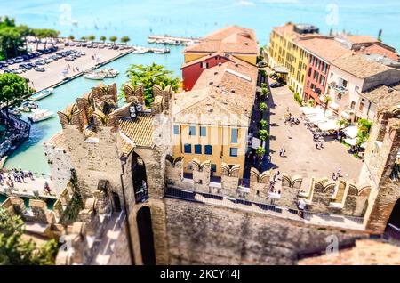 Veduta aerea di Sirmione dal Castello Scaligero sul Lago di Garda Foto Stock